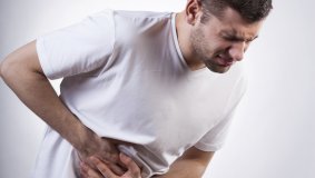 Основные причины, первые симптомы и принципы лечения боли в поджелудочной железе